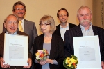 Die Geehrten in der ersten Reihe: Anton Werner, neben ihm seine Frau Angelika und rechts Joseph Wycisk, dahinter (l.) Peter Paul, Präsident der Bürgerschaft und rechts Ekkehard Wohlgemuth, Leiter des Amtes für Planung und Bau (r.)