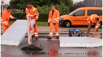 Die Mitarbeiter des Bauhofes montieren die erste von zwei Verkehrsinseln auf der Rostocker Chaussee auf Höhe Baumarkt.