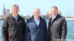 Trio vor Altstadtsilhouette (v.l.n.r.): Peter Paul, Präsident der Bürgerschaft, Roland Methling, Oberbürgermeister der Hansestadt Rostock a.D., und Alexander Badrow, Oberbürgermeister der Hansestadt Stralsund