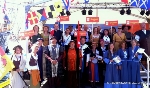 Gruppenbild der Vertreter der Hansestädte Rostock, Stralsund, Greifswald, Wismar, Anklam und Demmin auf und vor der gemeinsamen Bühne