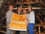 Wolfgang Michallik (basic events), Jeannine Wolle (Büro für Öffentlichkeitsarbeit), Andrea Herrmann (Kulturbüro) und Welterbemanagerin Steffi Behrendt (v.l.n.r.) präsentieren das Plakat für den Hanse- und Welterbetag am 5. Juni