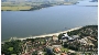 Luftbild von Stralsund aus über den Strelasund in Richtung Insel Rügen