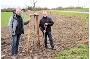 Während der Baumpflanzung vor Ort an der Verbindungsstraße zwischen Andershof und Voigdehagen Amtsleiter Dr. Frank-Bertolt Raith (l.) und Landwirt Aurel Hagen