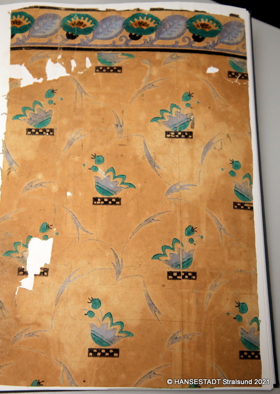 Ebenfalls zu sehen ist in dem soeben fertiggestellten Band u.a. diese Tapete  mit einem Art déco Muster aus den 1920er Jahren.