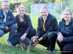 Gruppenbild mit Gasthund, v.l.n.r. Tino Krusch aus dem Ordnungsamt, Tierheimleiterin Kathrin Scheurich, Oberbürgermeister Alexander Badrow sowie Vorstandsvorsitzende Anke Ernst