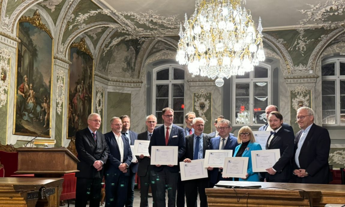 Alle beteiligten Städte aus den fünf Ländern mit den offiziellen Urkunden vereint auf einem Foto