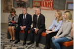 v.l.n.r.: Daniela Schadt, Bundespräsident Joachim Gauck und Bürgermeister Thomas Beyer im Gespräch mit Schülern der UNESCO-Projektschule Große Stadtschule