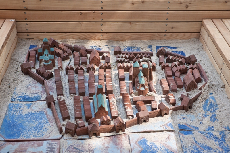Sandbox with a clay model of the Historic Centre to dig up 